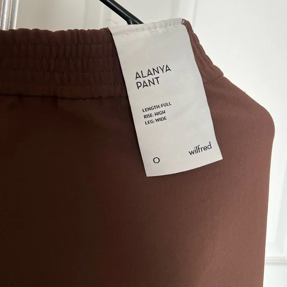 Aritzia Wilfred Alanya Pants in size 0 short. Color is Cocoa Bean - Picture 6 of 12